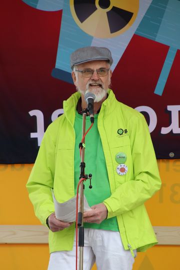 Gottfried May Stürmer, ehemaliger Regionalgeschäftsführer des BUND Heilbronn-Franken, hält eine Rede am Abschaltfest.
