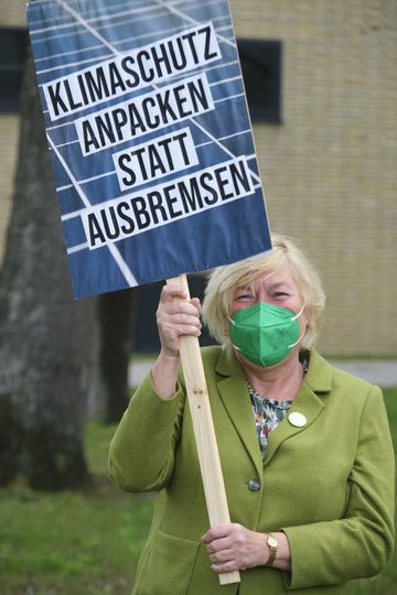 Sylvia Pilarsky-Grosch vom BUND protestiert für wirksame Maßnahmen gegen den KLimawandel.