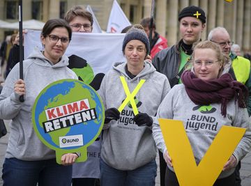 Aktive von der BUNDjugend halten gelbe X-Buchstaben in den Händen.