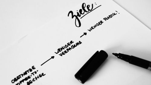 Ein beschriebenes Papier mit einem Stift. 