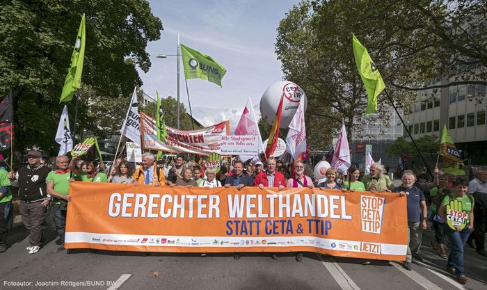 Demonstranten heben einen Banner mit der Aufschrift: Gerechter Welthandel statt TTIP und CETA. Foto: Jürgen Röttgers/BUND BW