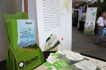 Auf einem Tisch liegen Flyer zum BUND-Projekt "Biotopverbund Offenland".
