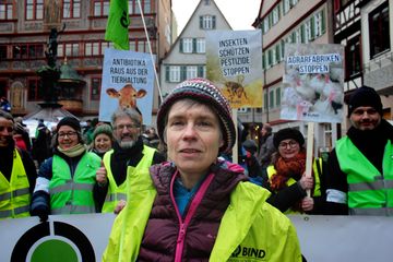 Regionalgeschäftsführerin Barbara Lupp setzt sich mit BUND-Aktiven auf einer Demonstration füt faire Landwirtschaft ein.