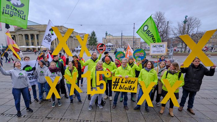 Aktive von BUND und BUNDjugend zeigen mit gelben X ihre Solidarität für Lützerath