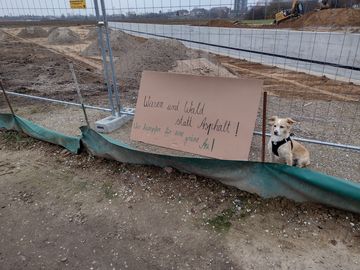 "Wiesen und Wald" Schild steht vor Baustelle