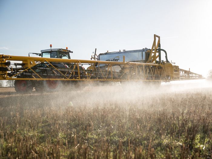 Glyphosat wird auf ein Feld gesprüht.