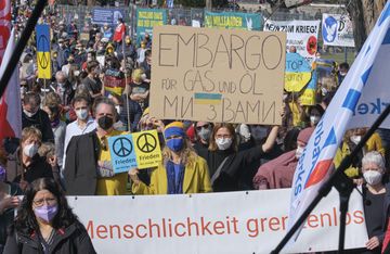 Eine große Menschenmenge auf der Demo mit Schildern und Bannern