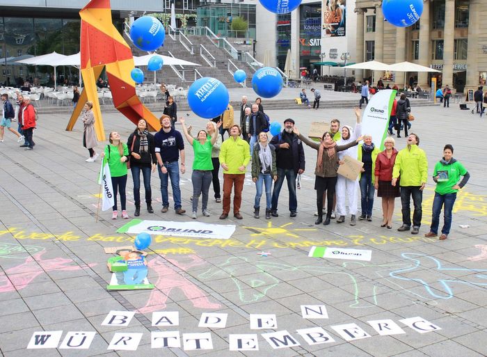 BUND-Aktive in einer Aktion für den Klimaschutz auf dem Stuttgarter Schlossplatz 