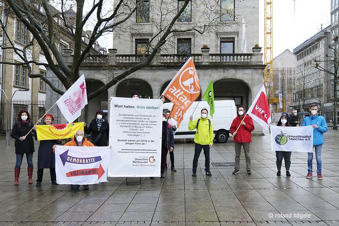 Elf Personen stehen auf dem Stuttgarter Schlossplatz und halten Plakate gegen Ceta in die Höhe.