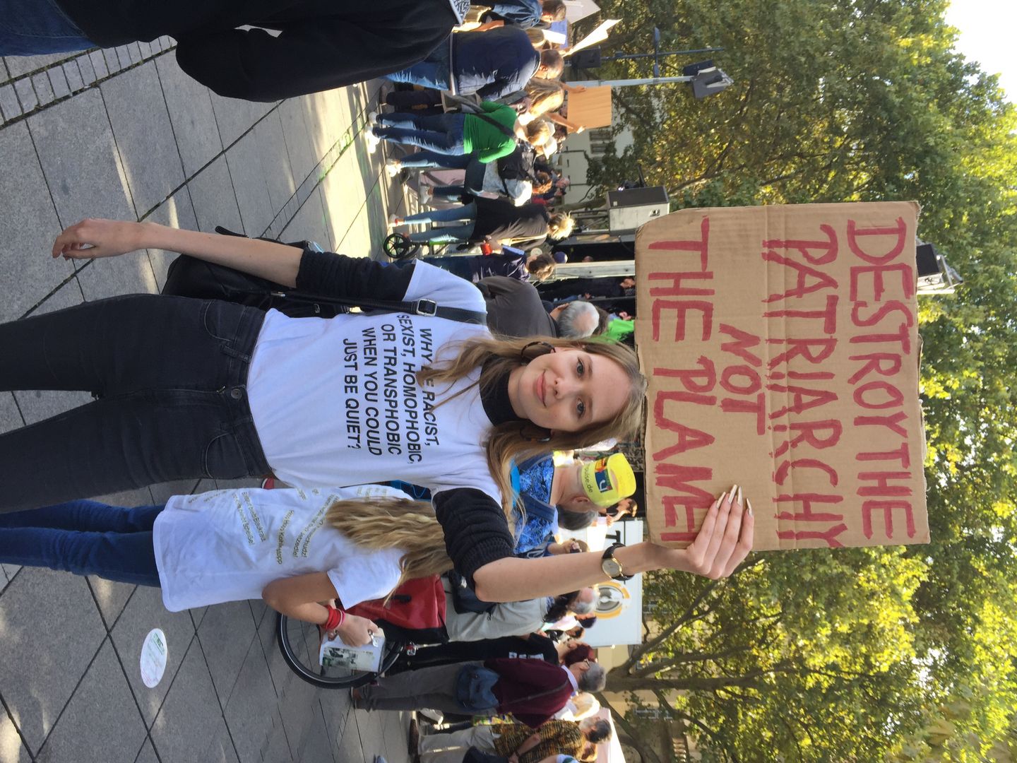 Marie Precht mit einem Schild beim Internationalen #Klimastreik