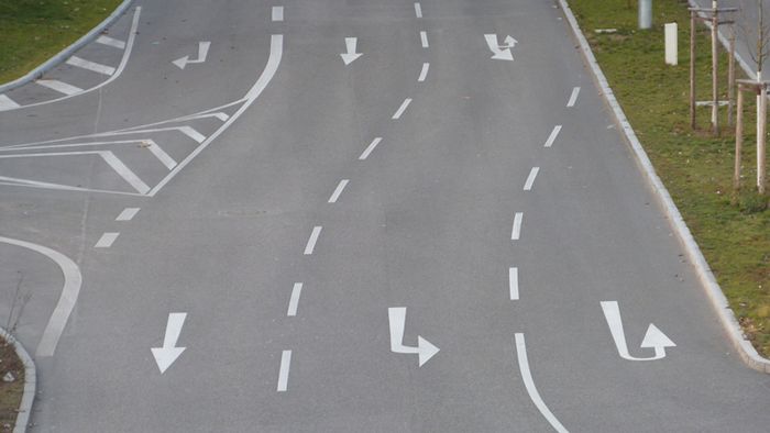 Eine Straße und die vielen verschiedenen Richtungen in die sie führt.