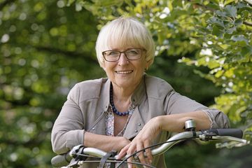 Brigitte Dahlbender auf einem Fahrrad 