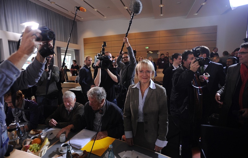 Brigitte Dahlbender bei einer Pressekonferenz zur Faktenschlichtung