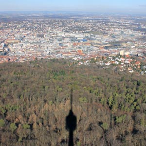 Der Stuttgarter Fernsehturm ragt über die Wälder der Landeshauptstadt.