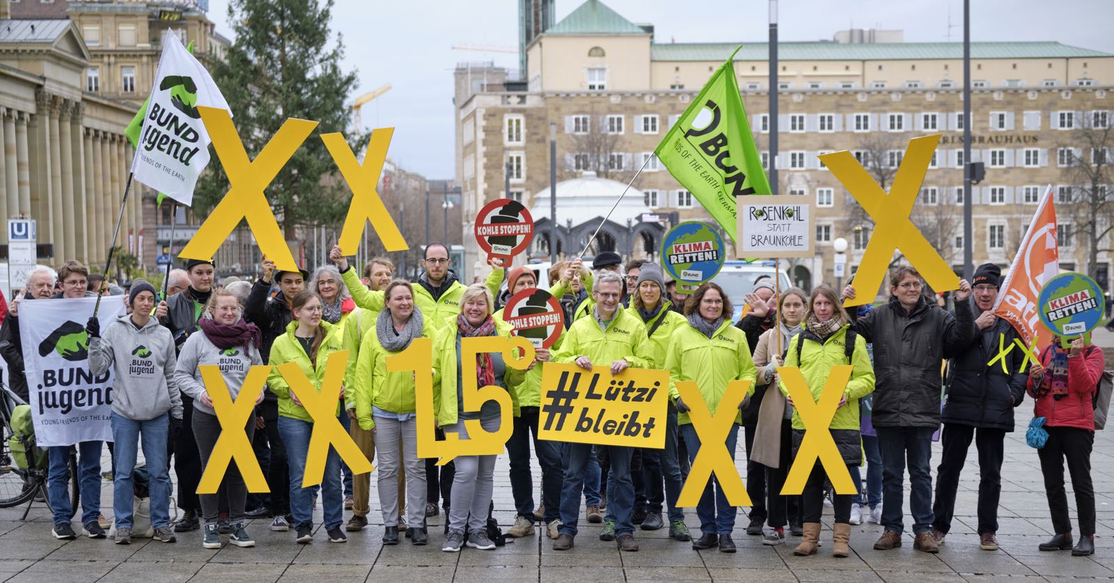 Mit großen, gelben X-Buchstaben und grünen Jacken haben Aktive der baden-württembergischen Landesverbände von BUND und BUNDjugend für den Erhalt des Weilers Lützerath protestiert.