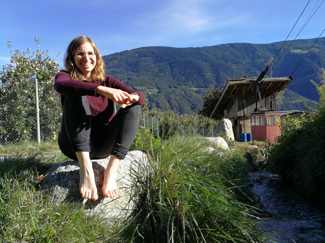 Die Naturschutzreferentin des BUND sitzt auf einem Stein in den südtiroler Alpen.