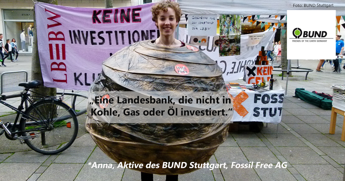 Eine junge BUND Aktive protestiert gegen fossile Energien in einer Fußgängerzone