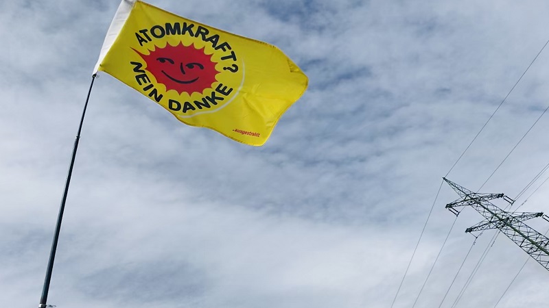 Eine Fahne mit der Aufschrift "Atomkraft -nein danke" weht im Wind.