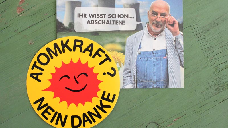 Peter Lustig wirbt mit einem Anti-Atombutton für das Abschalten der AKWs