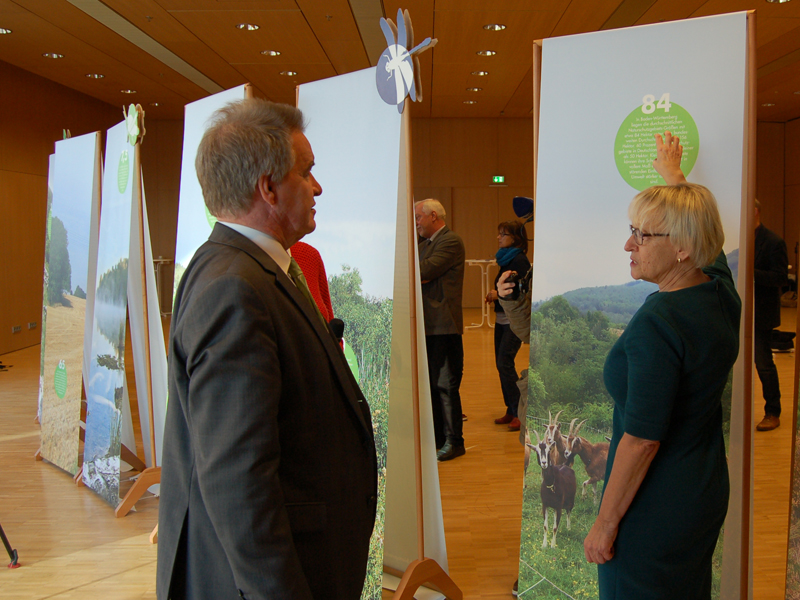 BUND Landesvorsitzende Brigitte Dahlbender und Umweltminister Franz Untersteller bei der Eröffnung der BUND Wanderaustellung.