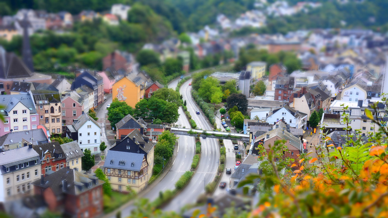 Eine Straße verläuft zwischen Häusern hindurch.