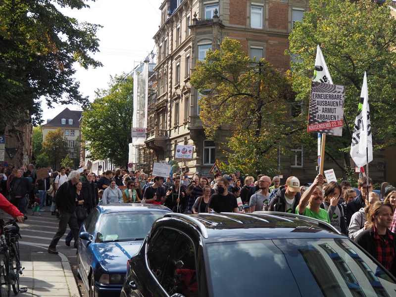 Zahlreiche Menschen ziehen beim Klimastreik durch Stuttgarter Straßen.