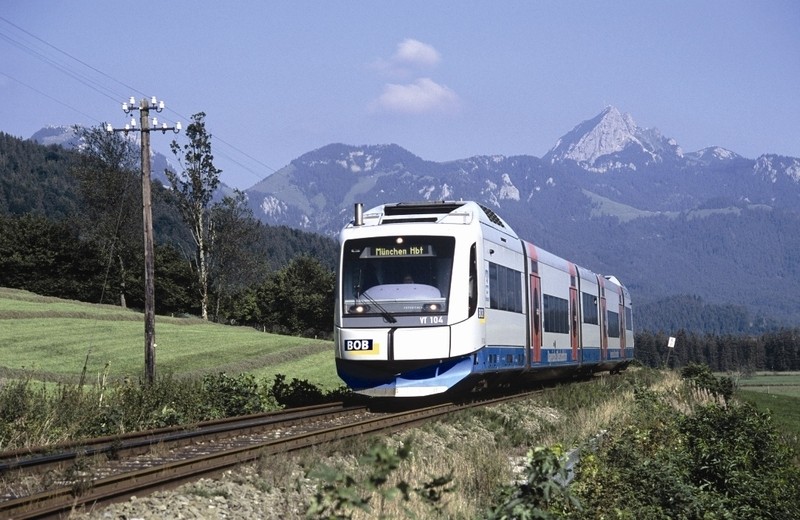 Die Bayrische Oberlandbahn mit den Bergen im Hintergrund.