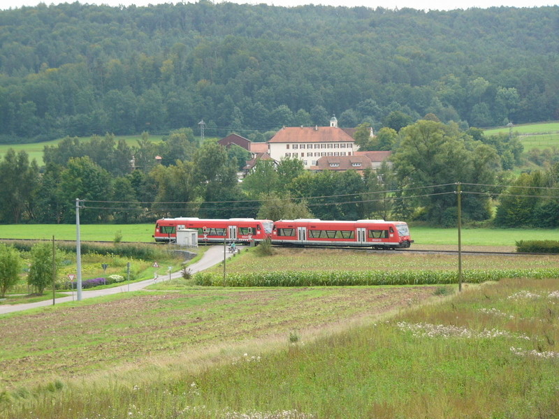 Die Ammertalbahn fährt über ein Feld.