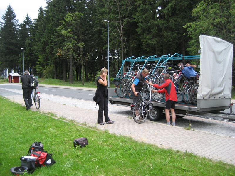 Menschen laden ihre Fahrräder auf den Freizeitbus Vogtland auf.