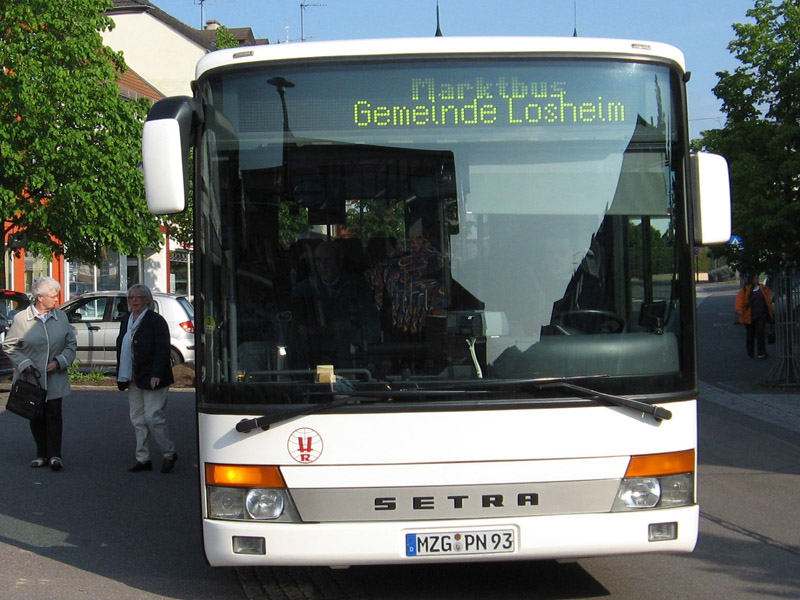 Der Marktbus Losheim an einer Haltestelle.