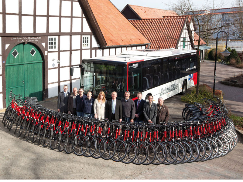 Das ST Mobil Mettingen mit vielen Fahrrädern und dem Bus.