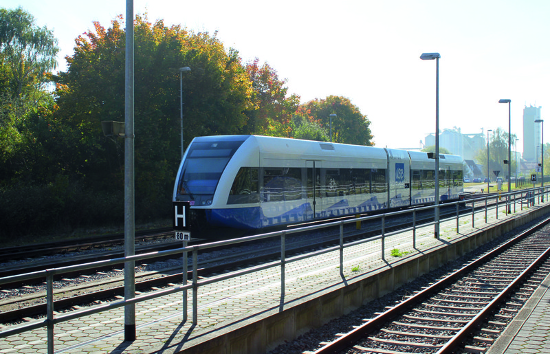 Die Usedomer Bäderbahn steht im Bahnhof.