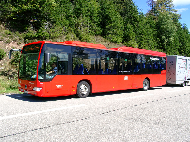 Der Radbus Feldberg steht an einer Haltestelle.