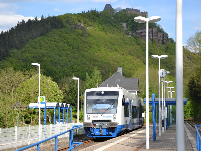 Die Rurtalbahn steht in der Haltestelle.
