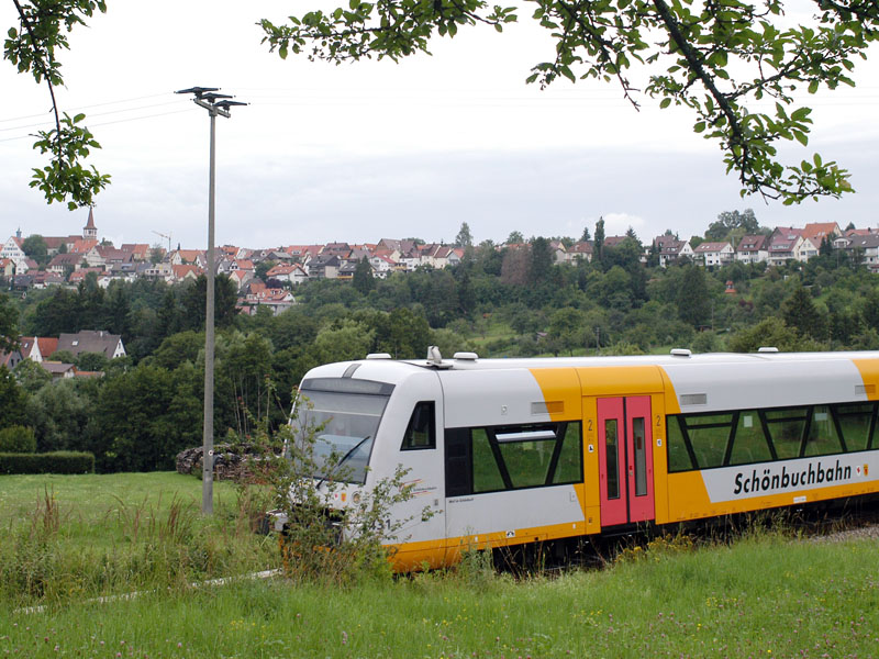 Die Schönbuchbahn fährt auf ihrer Strecke.