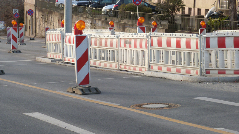 Eine Straße mit den typischen rot-weißen Absperrungen.