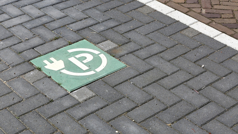 Das grüne Symbol mit dem P signalisiert eine Aufladestation für Elektroautos.