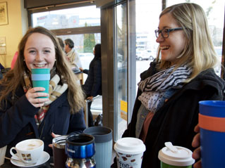Studentinnen der Hochschule Aalen testen wiederverwendbare Kaffeebecher. 