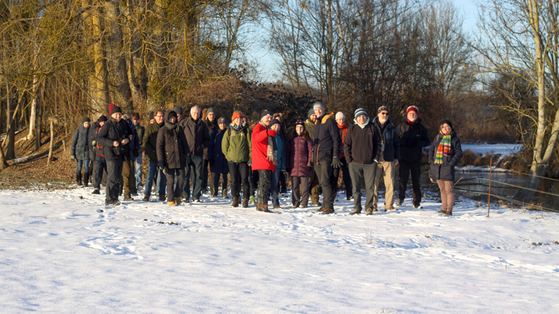 Eine Führung mit einer Gruppe im Naturschutzgebiet im Schnee.