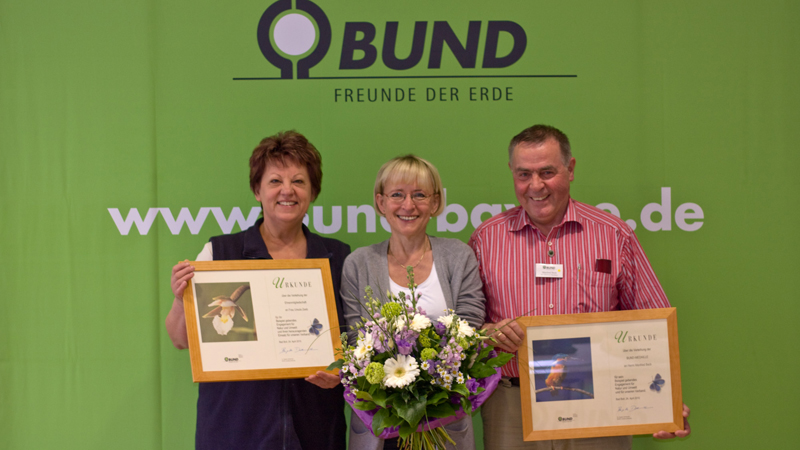 Verleihung der Ehremitgliedschaft an Ursula Zeeb (links) und der BUND-Medaille an Manfred Beck (rechts) durch Dr. Brigitte Dahlbender, Landesvorsitzende  (Mitte)